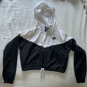Nike cropped black/white windbreaker size XS